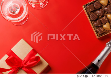 A glasses of champagne elegantly paired with a box of rich chocolates 121085959