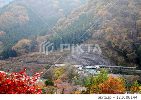 西武秩父線「11月下旬の芦ヶ久保駅」俯瞰風景 西武秩父線「11月下旬の芦ヶ久保駅」俯瞰風景 121086144