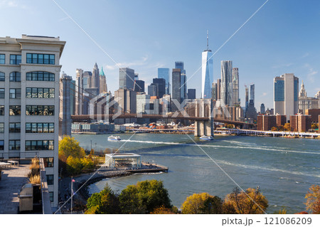 Iconic view of Brooklyn Bridge with Manhattan skyscrapers 121086209