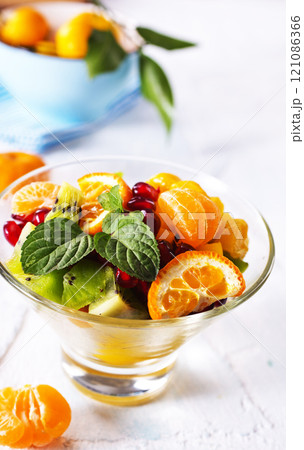 Bowl of healthy fresh fruit salad on pink background, 121086366