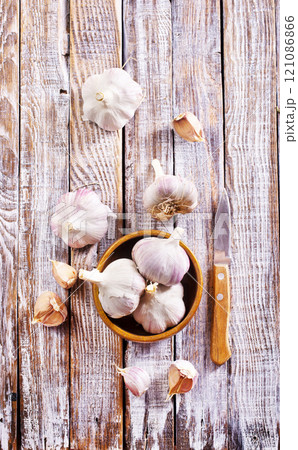 Garlic on light background in the kitchen 121086866