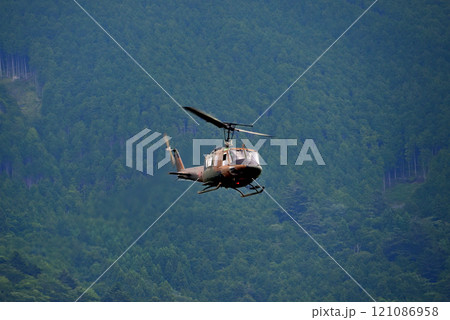 中部・陸上自衛隊・富士学校記念行事・旋回するUH-1H/J 多用途ヘリコプター・静岡県小山町(2) 中部・陸上自衛隊・富士学校記念行事・旋回するUH-1H/J 多用途ヘリコプター・静岡県小山町(2) 121086958