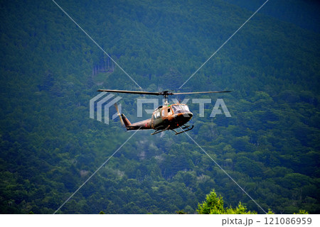 中部・陸上自衛隊・富士学校記念行事・着陸態勢に入るUH-1H/J 多用途ヘリコプター・静岡県小山町 121086959