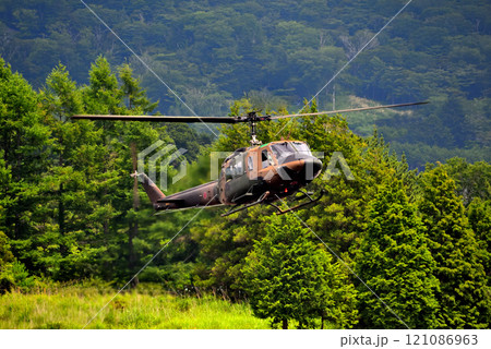 中部・陸上自衛隊・富士学校記念行事・降下中のUH-1H/J 多用途ヘリコプター・静岡県小山町(2) 中部・陸上自衛隊・富士学校記念行事・降下中のUH-1H/J 多用途ヘリコプター・静岡県小山町(2) 121086963