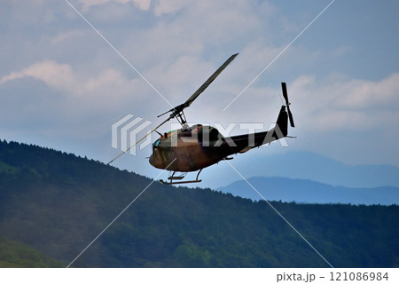 中部・陸上自衛隊・富士学校記念行事・基地へ戻るUH-1H/J 多用途ヘリコプター・静岡県小山町(1) 121086984