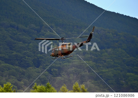 中部・陸上自衛隊・富士学校記念行事・基地へ戻るUH-1H/J 多用途ヘリコプター・静岡県小山町(2) 121086986