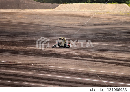 中部・陸上自衛隊・富士学校記念行事・通称、忍者ダッシュをする偵察用オートバイ・静岡県小山町 中部・陸上自衛隊・富士学校記念行事・通称、忍者ダッシュをする偵察用オートバイ・静岡県小山町 121086988