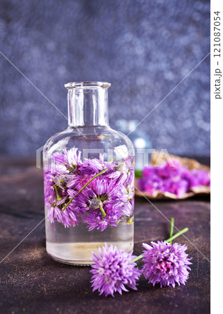 Onion flowers and oil with flowers Onion flowers and oil with flowers 121087054