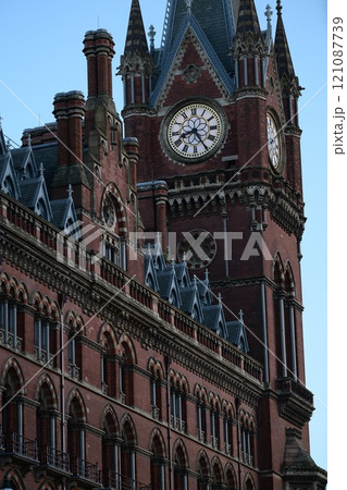 ロンドン・セント・パンクラス駅の風景 ロンドン・セント・パンクラス駅の風景 121087739