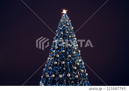 A blue, outdoor, Christmas tree in the city. Christmas background 121087743