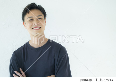 Tシャツを着た男性 121087943