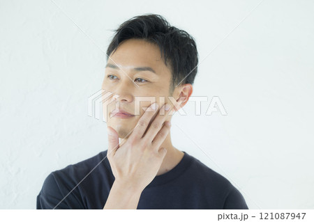 Tシャツを着た男性 121087947