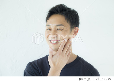 Tシャツを着た男性 121087959