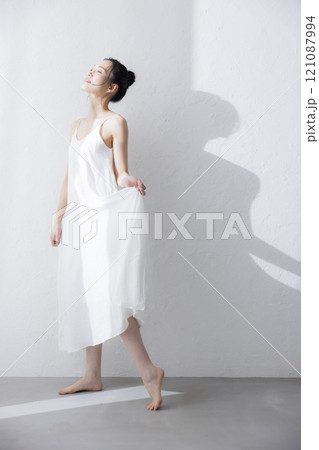 若い女性のボディケア　　　　　 121087994