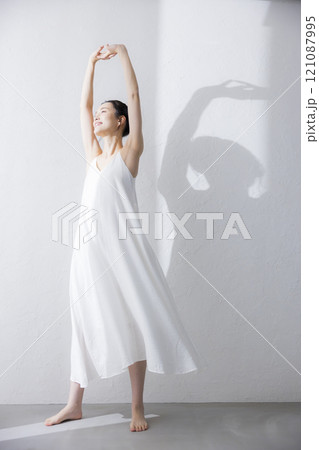 若い女性のボディケア　　　　　 121087995