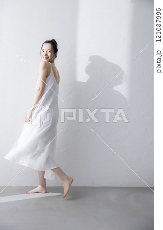 若い女性のボディケア 若い女性のボディケア 121087996