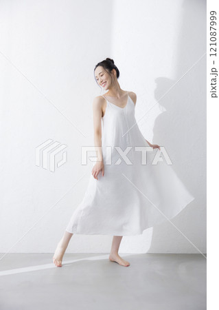 若い女性のボディケア　　　　　 121087999