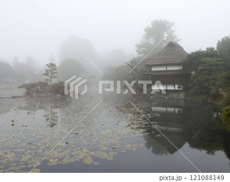 岡山県津山市にある回遊式日本庭園「衆楽園」:霧の朝 岡山県津山市にある回遊式日本庭園「衆楽園」:霧の朝 121088149