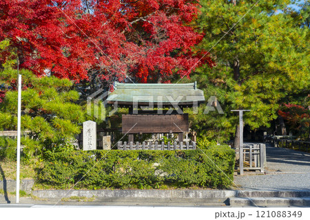 秋の京都　紅葉に包まれた大覚寺 121088349