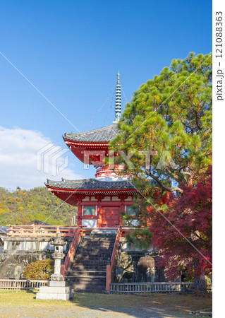 秋の京都　大覚寺　紅葉に包まれた心経宝塔 121088363