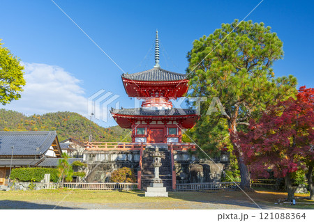 秋の京都 大覚寺 紅葉に包まれた心経宝塔 秋の京都 大覚寺 紅葉に包まれた心経宝塔 121088364