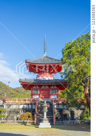 秋の京都 大覚寺 紅葉に包まれた心経宝塔 秋の京都 大覚寺 紅葉に包まれた心経宝塔 121088365