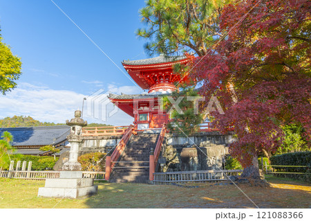 秋の京都 大覚寺 紅葉に包まれた心経宝塔 秋の京都 大覚寺 紅葉に包まれた心経宝塔 121088366