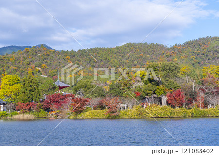 秋の京都 大覚寺 紅葉に包まれた大沢池 秋の京都 大覚寺 紅葉に包まれた大沢池 121088402