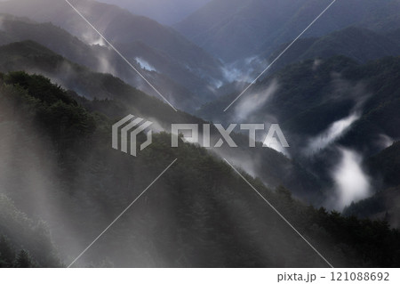 野迫川村の雲海(奈良県吉野郡) 野迫川村の雲海(奈良県吉野郡) 121088692