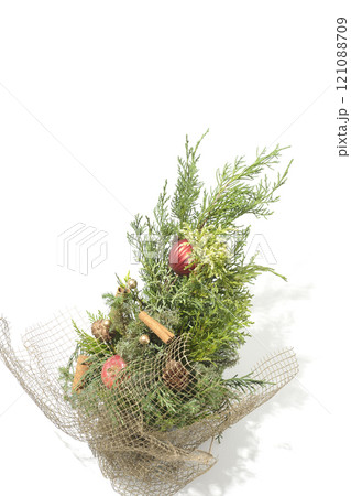 手作りクリスマスツリーを白背景で撮影 手作りクリスマスツリーを白背景で撮影 121088709