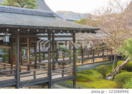 秋の京都　大覚寺　村雨の廊下 121088948