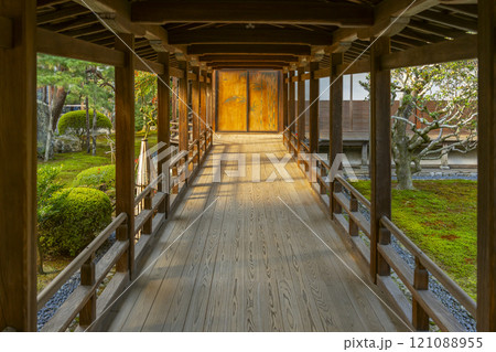 秋の京都　大覚寺　村雨の廊下 121088955