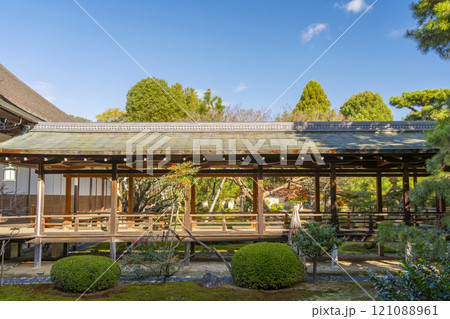 秋の京都　大覚寺　村雨の廊下 121088961