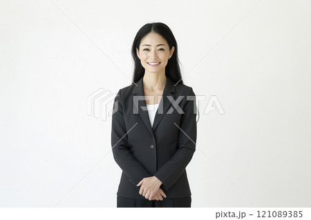 AI生成画像　白背景のミドルエイジの黒髪の女性の上半身のポートレート 121089385