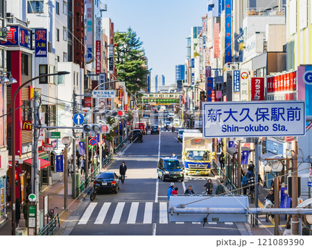 東京コリアンタウン　新大久保のメインストリート 121089390