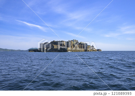 海から見た軍艦島 (端島炭坑) 海から見た軍艦島 (端島炭坑) 121089393