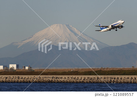 羽田空港D滑走路を飛び立つ飛行機 121089557