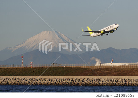 羽田空港D滑走路を飛び立つ飛行機 121089558