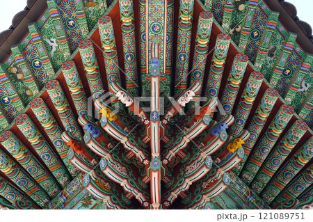 Colorful pattern on the roof of a temple in South Korea 121089751