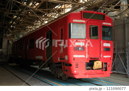 塗装検修場で作業中のキハ220形気動車（JR九州） 121090077