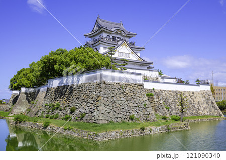 内堀に映える美しい岸和田城天守閣(大阪府岸和田市) 内堀に映える美しい岸和田城天守閣(大阪府岸和田市) 121090340