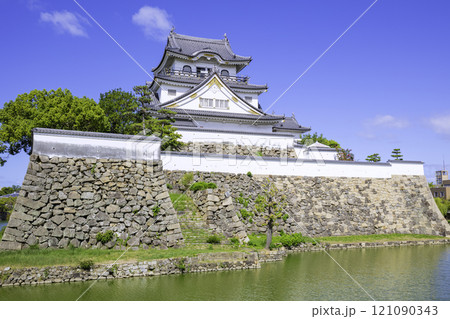内堀に映える美しい岸和田城天守閣(大阪府岸和田市) 内堀に映える美しい岸和田城天守閣(大阪府岸和田市) 121090343