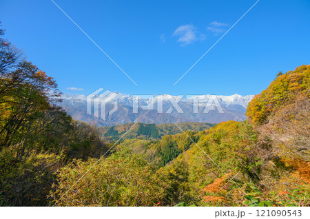 【白馬三段紅葉】白沢峠展望台から後立山連峰の眺め【白沢洞門】 121090543