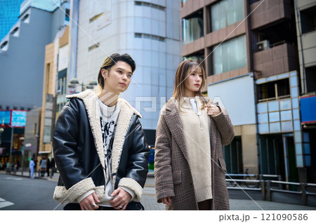 繁華街の若いカップル 繁華街の若いカップル 121090586