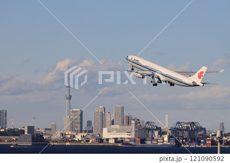 東京スカイツリーを背景に離陸する旅客機　羽田空港を離陸するジェット機　 121090592