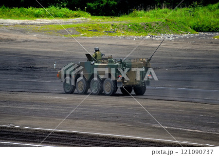 中部・陸上自衛隊・富士学校記念行事・前線の手前に兵員を運ぶ96式装輪装甲車・静岡県小山町 121090737