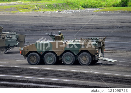 中部・陸上自衛隊・富士学校記念行事・前線の手前に兵員を展開する96式装輪装甲車・静岡県小山町 121090738