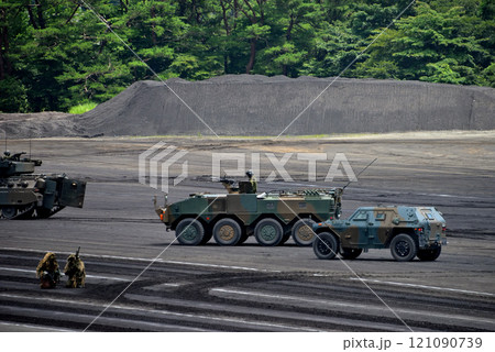 中部・陸上自衛隊・富士学校記念行事・兵員を展開した96式装輪装甲車と、偽装した狙撃兵・静岡県小山町 121090739
