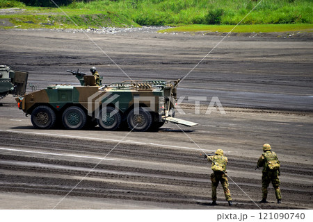 中部・陸上自衛隊・富士学校記念行事・96式装輪装甲車と、付近の敵勢力に射撃を行う隊員・静岡県小山町 121090740