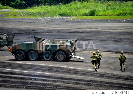 中部・陸上自衛隊・富士学校記念行事・付近の敵勢力を一掃して96式装甲車に戻る隊員・静岡県小山町(1) 中部・陸上自衛隊・富士学校記念行事・付近の敵勢力を一掃して96式装甲車に戻る隊員・静岡県小山町(1) 121090741